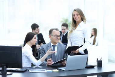 iş takım finansal veriler başkanı ile tartışıyor.