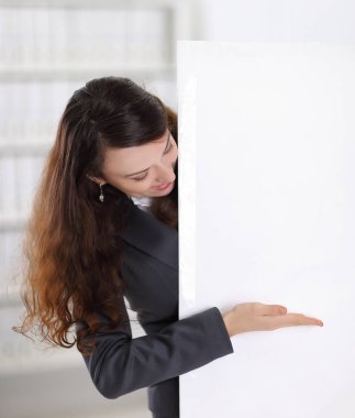 boş poster gösterilen gülümseyen iş kadını