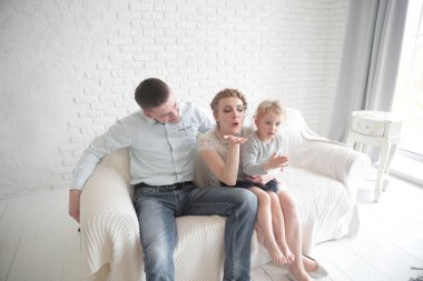 Anne ve genç kızı, bir hava gösterisi öp