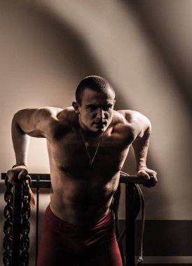 spor salonunda vücut geliştirmeci için vücut geliştirme egzersizleri gerçekleştirir.