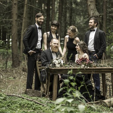 Gelin ve damat ormanda düğün töreninde