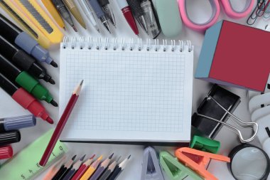 Beyaz bir arka plan üzerinde okul malzemeleri ile çerçeve