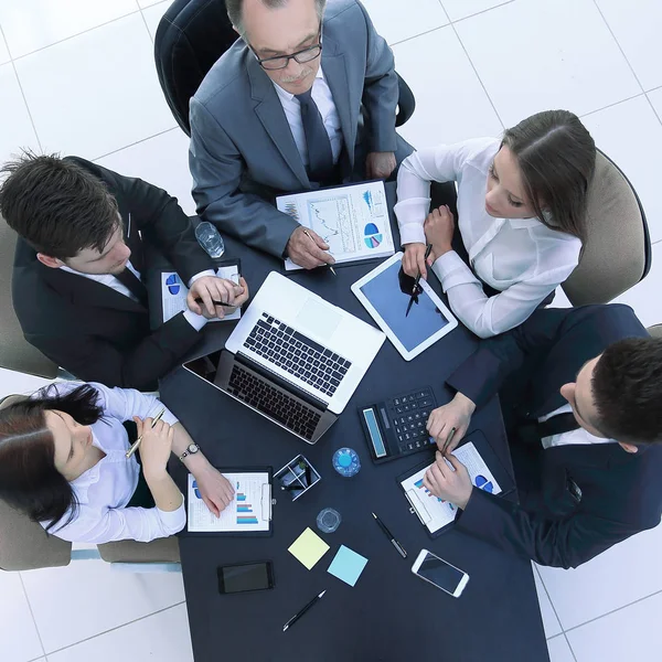 Top view.business team di lavoro con grafici finanziari — Foto Stock