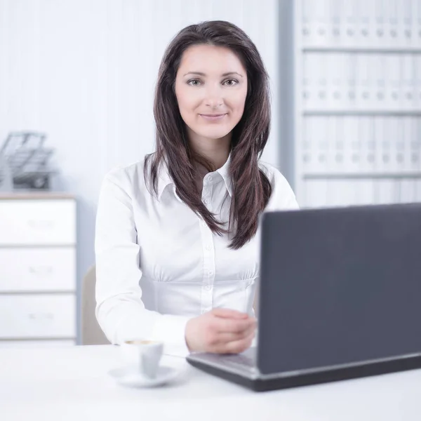 Friendly female employee sitting at her Desk. — Stock Photo, Image