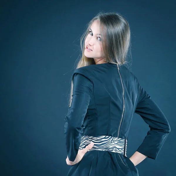 Retrato de jovem mulher elegante em vestido preto — Fotografia de Stock