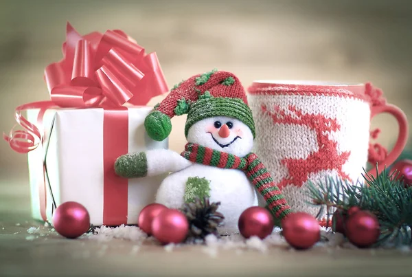 Weihnachtskarte. Weihnachtsbecher und süße Geschenke . — Stockfoto