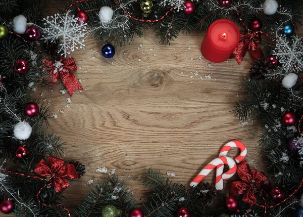 Christmas wreath with a congratulatory inscription on a wooden — Stock Photo, Image
