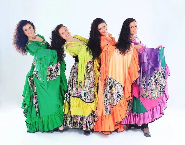 Gruppo professionale di danza zingara in costumi nazionali che eseguono danza popolare . — Foto Stock