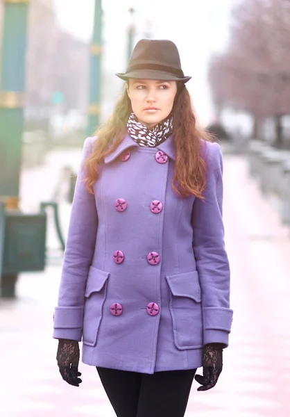 Güzel kız moda şapka ve eldiven sokakta yürürken. — Stok fotoğraf