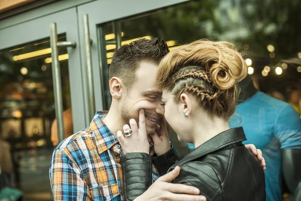 Feliz casal amoroso para um encontro abraçando uns aos outros — Fotografia de Stock