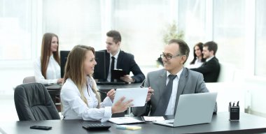 Finansal verilerle çalışmak için dijital tablet kullanarak çalışanlar