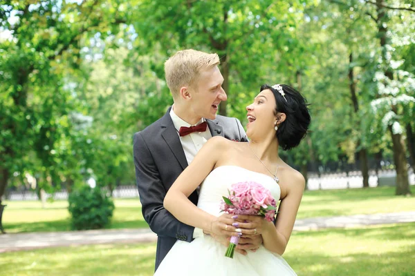 Feliz novia y novio en el fondo de la naturaleza —  Fotos de Stock