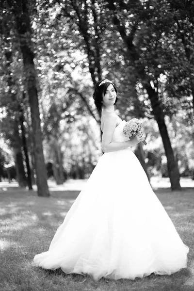 Pengantin dengan buket berdiri di Taman .photo dalam gaya retro — Stok Foto