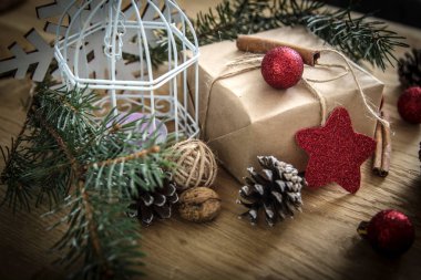 .Noel arkaplanında hediye kutusu. retro biçimi