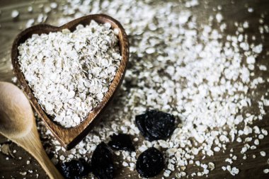 closeup.muesli, Kuru erik ve masanın üzerine bir tahta kaşık.