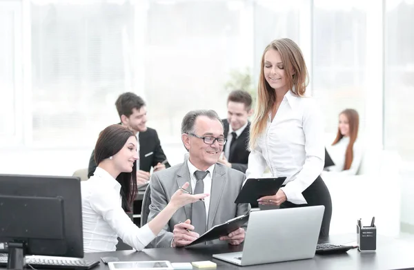 Team di lavoro che discute con il responsabile dei dati finanziari — Foto Stock