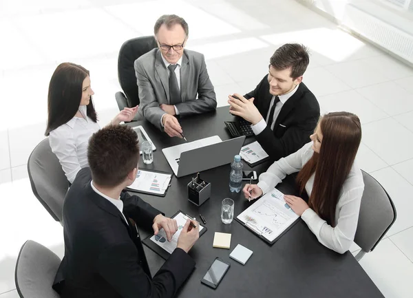 Od horního view.business týmu diskutovat o problému s obchodní. — Stock fotografie