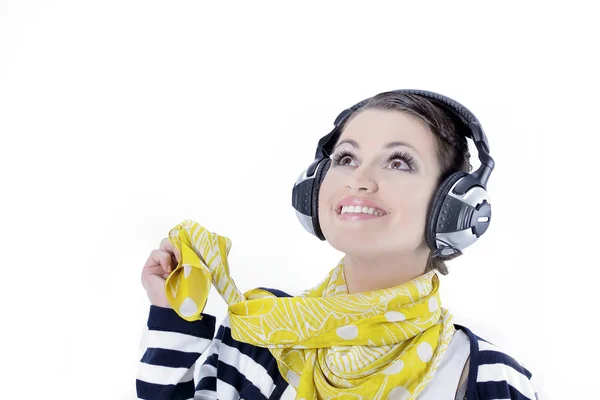 Closeup .stylish meisje luisteren naar muziek met koptelefoon — Stockfoto