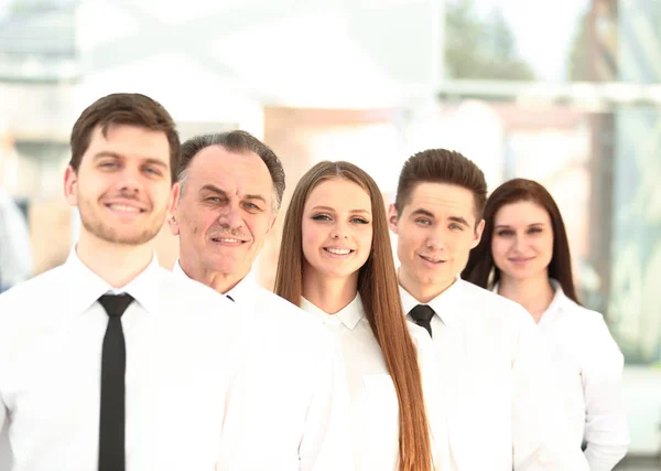 Nahaufnahme. Selbstbewusstes Business-Team auf verschwommenem Hintergrund — Stockfoto