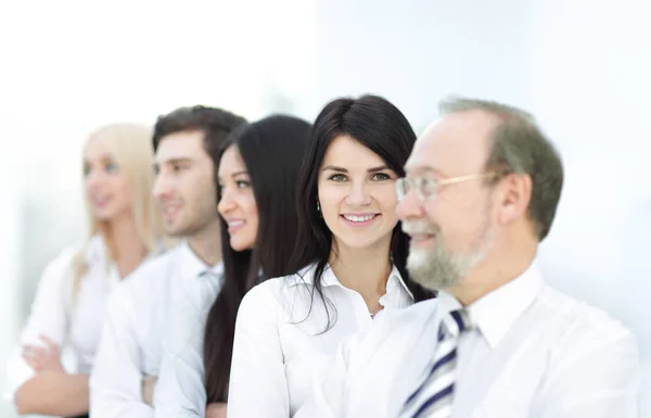 Retrato de cerca de empresarios ejecutivos de pie en una fila en la oficina y mirando a la cámara . — Foto de Stock