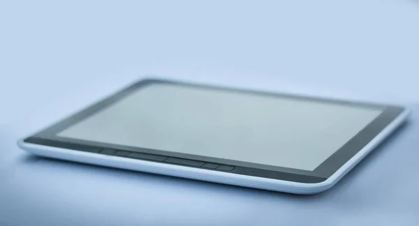 Nahaufnahme. schwarzer Tablet-PC. isoliert auf schwarzem Hintergrund. — Stockfoto