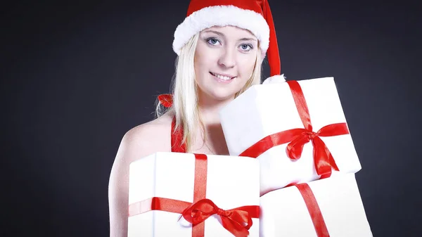 Blond kobieta w stroju Świętego Mikołaja z świąteczne zakupy. — Zdjęcie stockowe