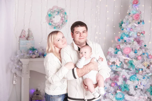 Retrato de familia feliz en Nochebuena — Foto de Stock