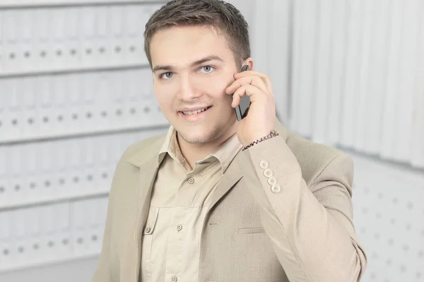 Mobiltelefonon beszélő fiatal üzletember — Stock Fotó