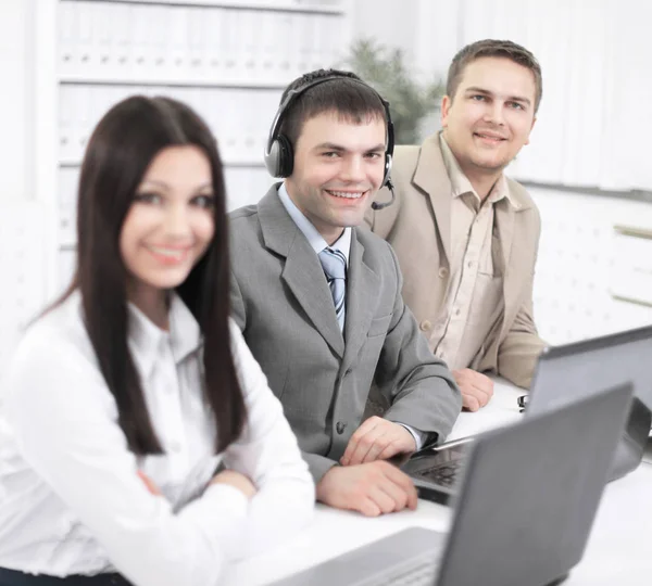 Medewerkers van het callcenter achter hun bureau — Stockfoto