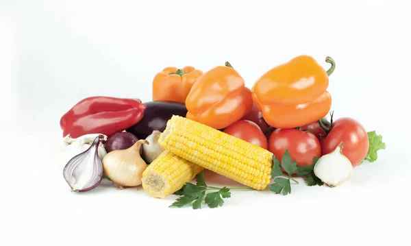 Paprika, aubergine, tomat och corn.isolated på en vit bakgrunds — Stockfoto