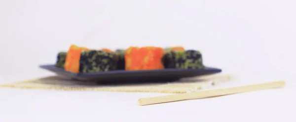 Różne rodzaje sushi Maki na czarnej płycie — Zdjęcie stockowe