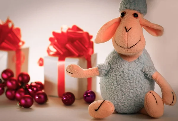 Niebieska owca zabawki i pudełka z prezentami na Boże Narodzenie — Zdjęcie stockowe