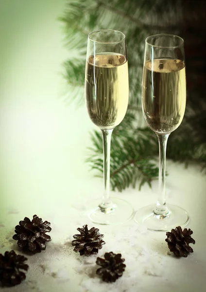 Two glasses with champagne and cones on the Christmas background — Stock Photo, Image