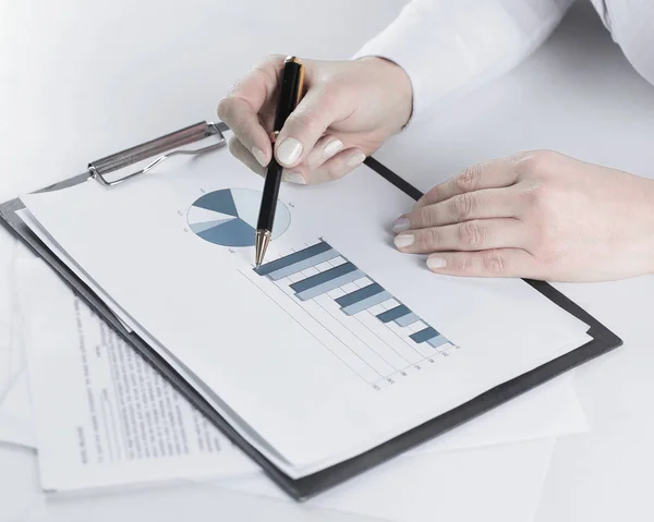 Closeup.Business kvinna analysera marknadsföring grafik. — Stockfoto