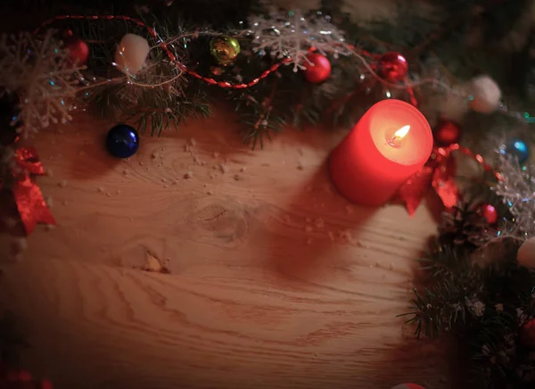 Close seup.candle e corona di Natale su sfondo di legno — Foto Stock