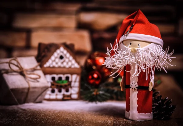 Cadeau voor Kerstmis, peperkoekenhuis, een speeltje Kerstman. — Stockfoto