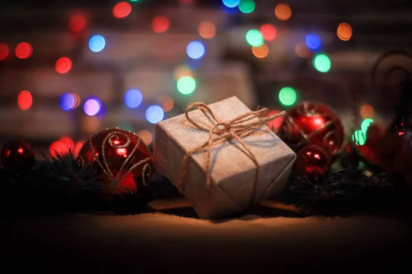 Presente de Natal no fundo das luzes de Natal — Fotografia de Stock