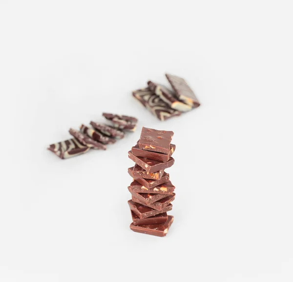 Rodajas de chocolate original con nueces. Aislado en blanco —  Fotos de Stock