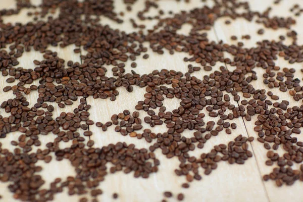 Cerrar. Granos de café sobre fondo blanco — Foto de Stock