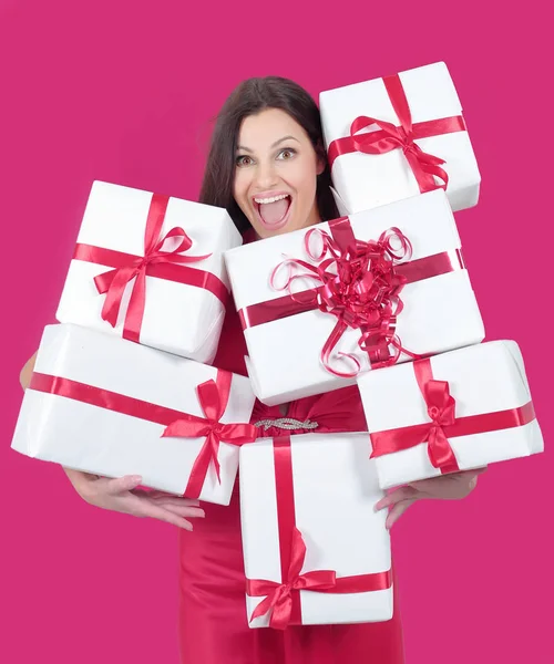 Boldog szép nő gazdaság mutatja be sok doboz. — Stock Fotó