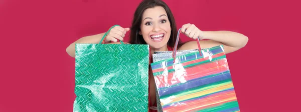 Mooie vrouw met boodschappentassen voor de kerstinkopen. — Stockfoto