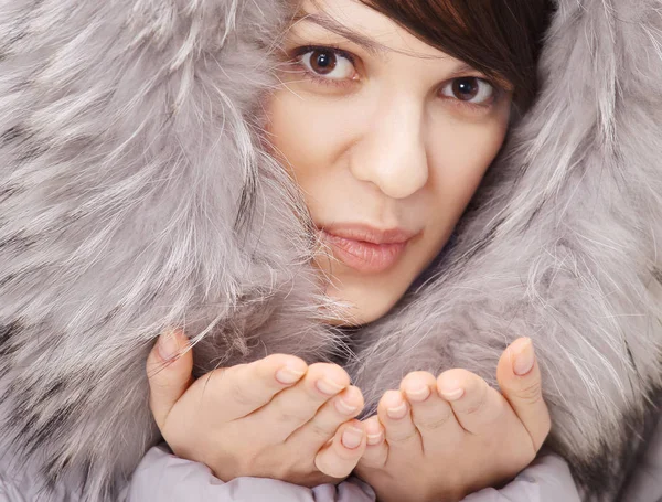 Piękna młoda kobieta w kurtka zimowa Dokonywanie pocałunek. — Zdjęcie stockowe
