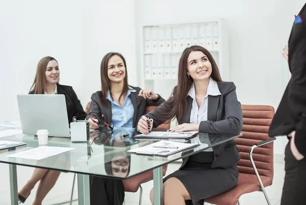 Exitoso Equipo Negocios Taller Escuchando Foto Boss Tiene Espacio Vacío — Foto de Stock