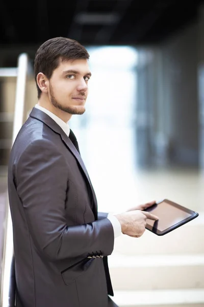 Jovem empresário com um Tablet PC — Fotografia de Stock