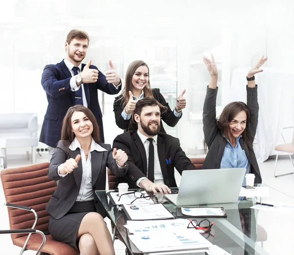 Success concept in business - friendly business team makes a gesture of thumbs up — Stock Photo, Image