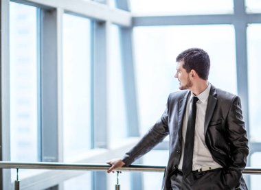 Gülümseyen yakışıklı bir iş adamının portresi