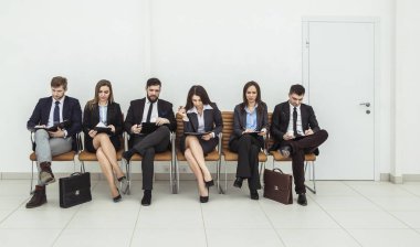 iş takım Ofis koltukları konferans salonu önünde oturan çalışma oturumu öncesinde belgelerle çalışma