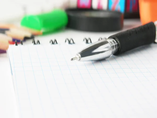 Close up.ballpoint pen Bloco de notas sobre fundo desfocado — Fotografia de Stock