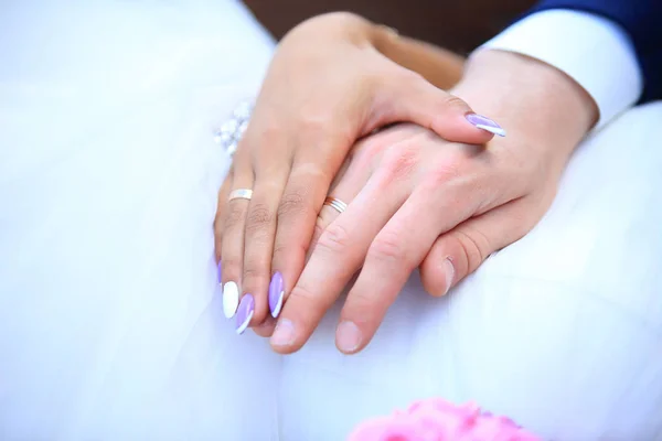 결혼 반지와 결혼된 한 한 쌍의 손 — 스톡 사진