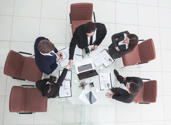  karşılıklı görüşmeler içinde okul sırası yakınındaki önce iş ortakları